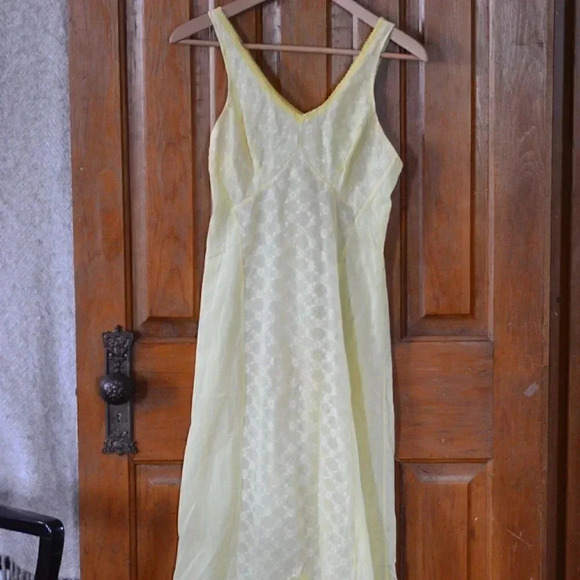 Vtg  Nightgown - Picture 1 of 10